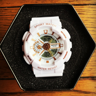 Ceas rezistent la apa in mai multe culori pentru barbati si femei