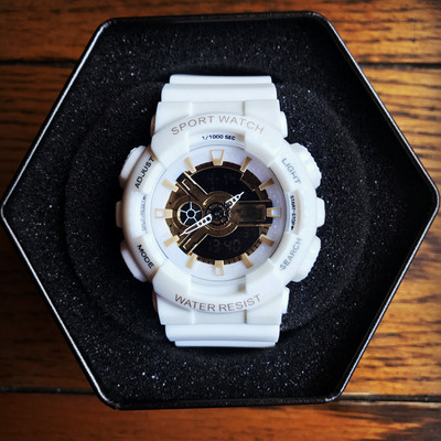 Ceas rezistent la apa in mai multe culori pentru barbati si femei