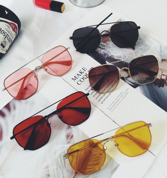 Ενδιαφέρουσα γυαλιά ηλίου σε διάφορα χρώματα