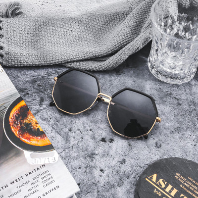 Σύγχρονα γυαλιά ηλίου σε διάφορα χρώματα