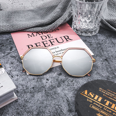 Σύγχρονα γυαλιά ηλίου σε διάφορα χρώματα