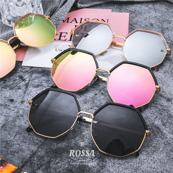 Σύγχρονα γυαλιά ηλίου σε διάφορα χρώματα