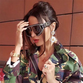 Ochelari de damă non-standard cu perle