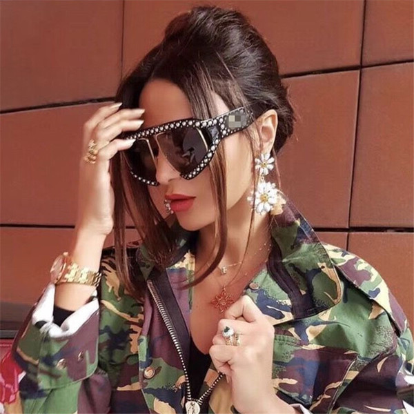 Ochelari de damă non-standard cu perle