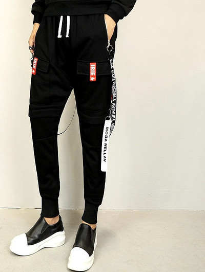 Αθλητικά ανδρικά παντελόνια με ελαστική μέση και εξωτερικές τσέπες σε μαύρο χρώμα