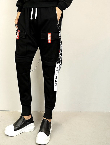 Αθλητικά ανδρικά παντελόνια με ελαστική μέση και εξωτερικές τσέπες σε μαύρο χρώμα