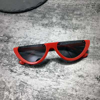 Γυναικεία γυαλιά σε διάφορα χρώματα