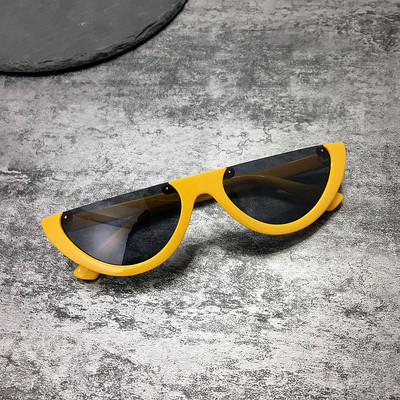 Γυναικεία γυαλιά σε διάφορα χρώματα