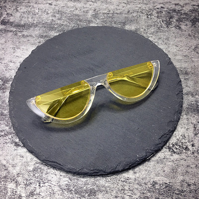 Γυναικεία γυαλιά σε διάφορα χρώματα