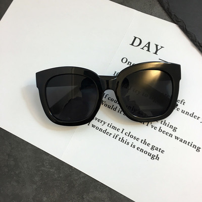 Γυναικεία γυαλιά ηλίου με παχύ σκελετό και σκούρα γυαλιά σε διάφορα χρώματα