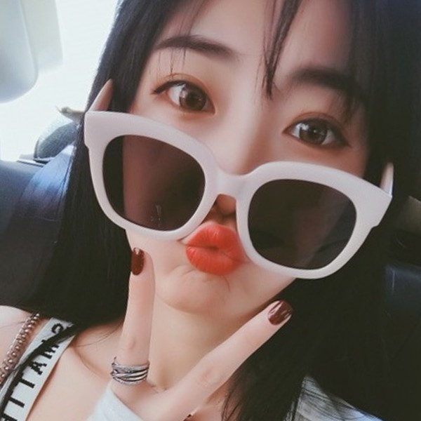 Γυναικεία γυαλιά ηλίου με  παχύ σκελετό και σκούρα γυαλιά σε διάφορα χρώματα