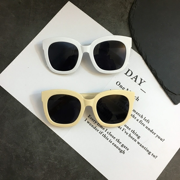 Γυναικεία γυαλιά ηλίου με  παχύ σκελετό και σκούρα γυαλιά σε διάφορα χρώματα