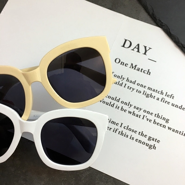 Γυναικεία γυαλιά ηλίου με  παχύ σκελετό και σκούρα γυαλιά σε διάφορα χρώματα