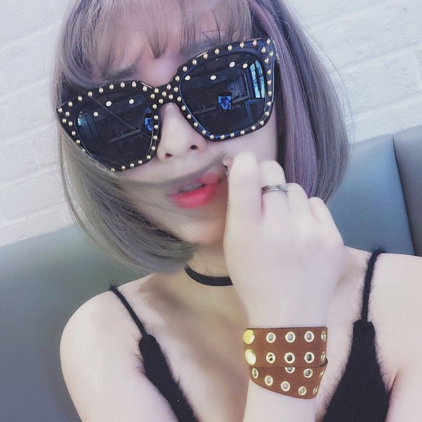 Γυναικεία γυαλιά ηλίου με χοντρά πλαίσια και διακοσμητικές χάντρες