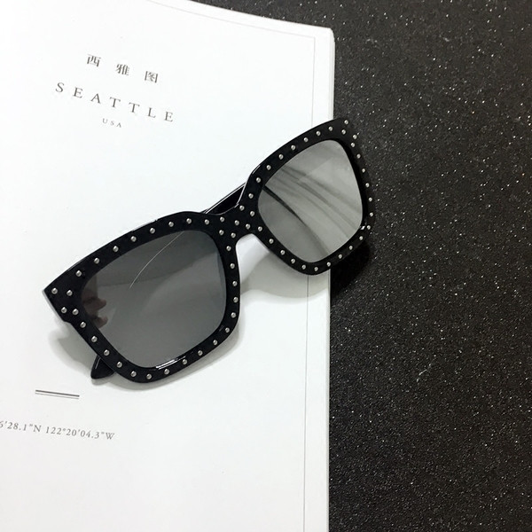 Γυναικεία γυαλιά ηλίου με χοντρά πλαίσια και διακοσμητικές χάντρες