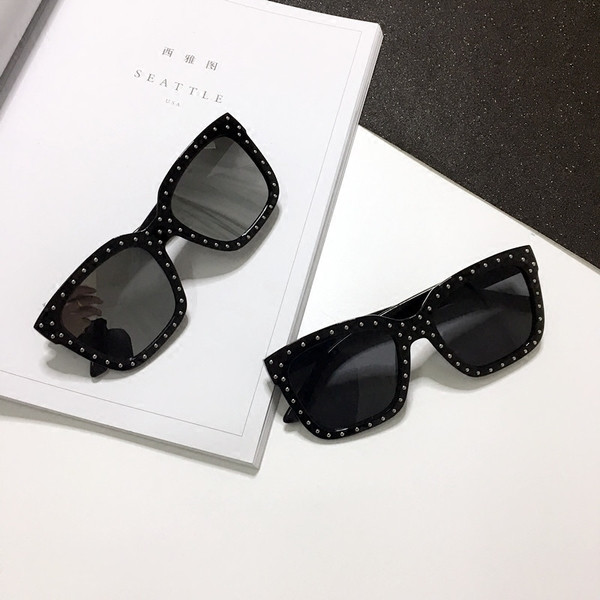 Γυναικεία γυαλιά ηλίου με χοντρά πλαίσια και διακοσμητικές χάντρες