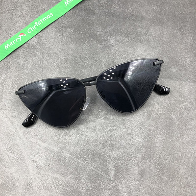 Ρετρό γυναικεία γυαλιά ηλίου σε μαύρο και χρυσό χρώμα