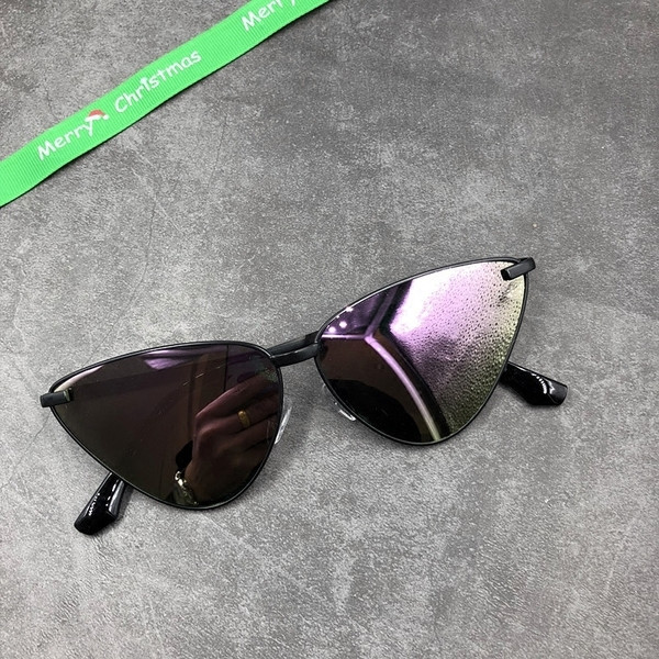 Ρετρό γυναικεία γυαλιά ηλίου σε μαύρο και χρυσό χρώμα