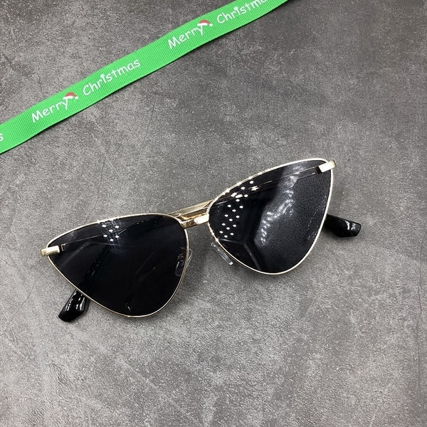 Ρετρό γυναικεία γυαλιά ηλίου σε μαύρο και χρυσό χρώμα