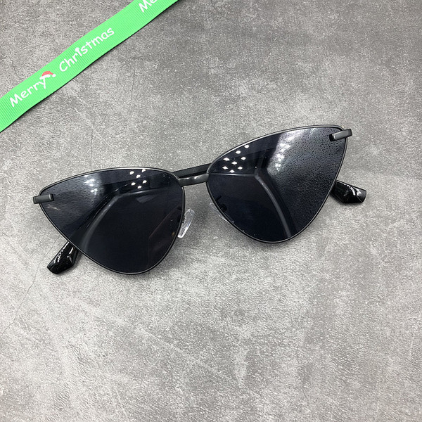 Ρετρό γυναικεία γυαλιά ηλίου σε μαύρο και χρυσό χρώμα