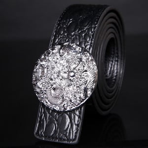 Ανδρική ζώνη σε διάφορα μοντέλα με διαφορετικές πόρπες