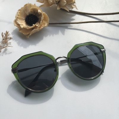 Κομψά γυναικεία γυαλιά σε διάφορα χρώματα