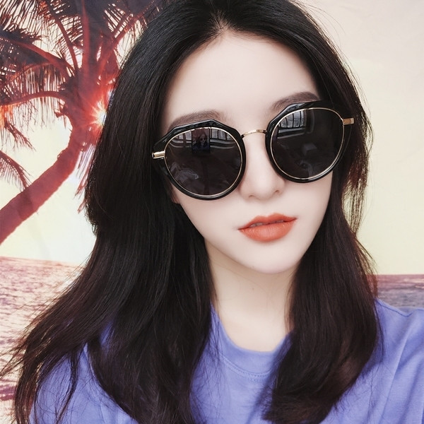 Κομψά γυναικεία γυαλιά σε διάφορα χρώματα