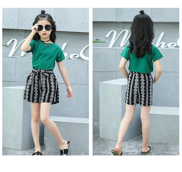 Ретро детски сет за момичета включващ - едноцветна тениска с къс ръкав + къс панталон с колан