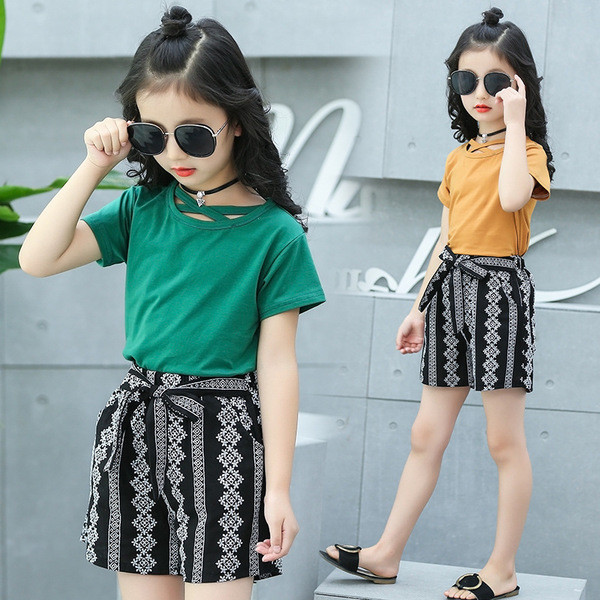 Ретро детски сет за момичета включващ - едноцветна тениска с къс ръкав + къс панталон с колан