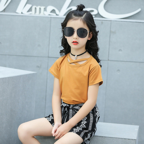 Ретро детски сет за момичета включващ - едноцветна тениска с къс ръкав + къс панталон с колан