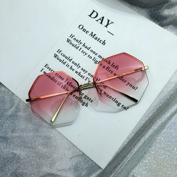 Γυναικεία γυαλιά ηλίου με ένα λεπτό πλαίσιο σε διάφορα χρώματα