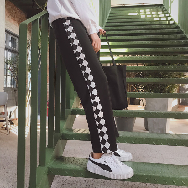 Αθλητικά αντρικά παντελόνια σε μοβ και μαύρο χρώμα με διακόσμηση