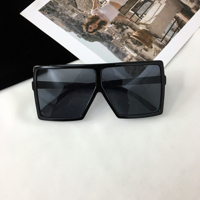 Γυναικεία γυαλιά ηλίου σε τετράγωνη μορφή