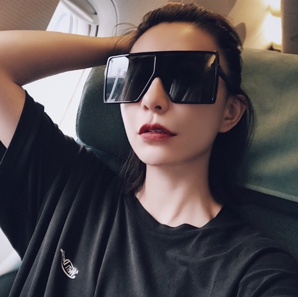 Γυναικεία γυαλιά ηλίου σε τετράγωνη μορφή