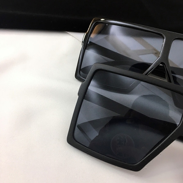 Γυναικεία γυαλιά ηλίου σε τετράγωνη μορφή