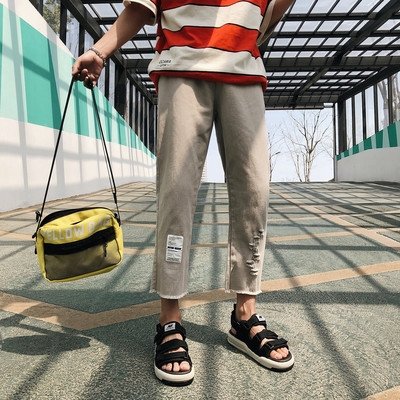 Παντελόνια ανδρικά με τυπωμένα και σκισμένα μοτίβα σε μαύρο και μπεζ χρώμα