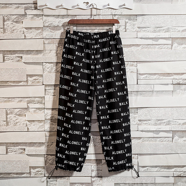 Ανδρικά  casual παντελόνια σε μαύρο και κόκκινο χρώμα