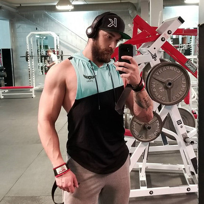 Ανδρικό αμάνικο με κουκούλα σε μερικά μοντέλα