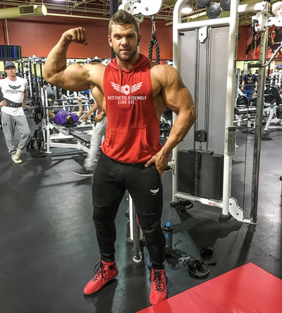 Ανδρικό αμάνικο με κουκούλα σε μερικά μοντέλα