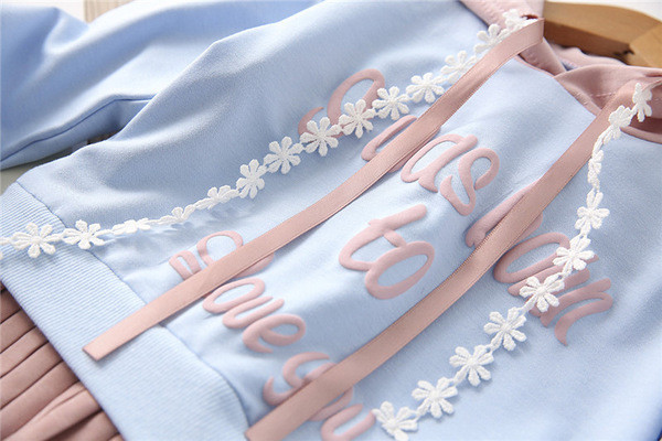 Rochie modernă pentru copii cu glugă și inscripție