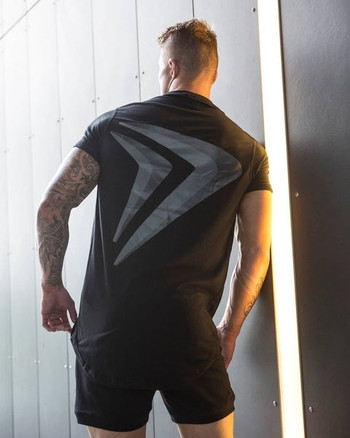 Мъжка спортно-ежедневна тениска в черен и бял цвят с надпис