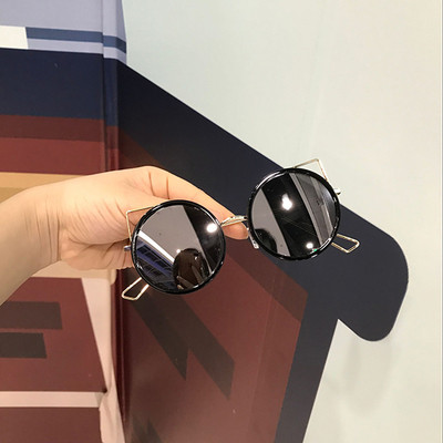 Ochelari de soare moderni cu o ramă interesantă