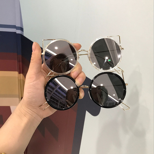 Ochelari de soare moderni cu o ramă interesantă