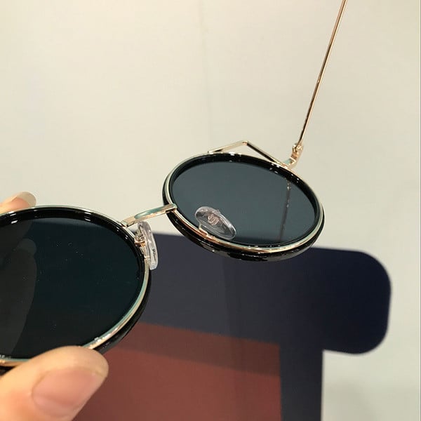 Ochelari de soare moderni cu o ramă interesantă