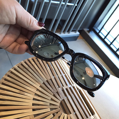 Σύγχρονα γυαλιά ηλίου με χοντρά πλαίσια