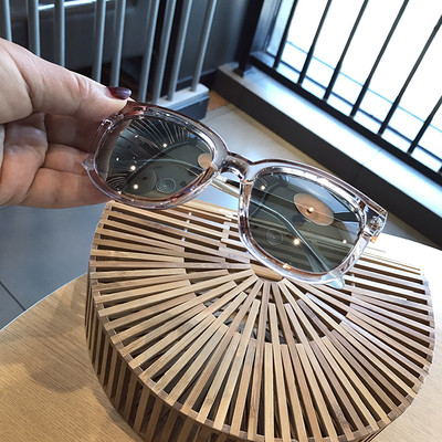 Σύγχρονα γυαλιά ηλίου με χοντρά πλαίσια