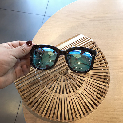 Σύγχρονα γυαλιά ηλίου με χοντρά πλαίσια