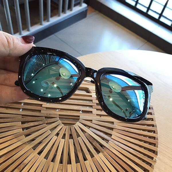 Σύγχρονα γυαλιά ηλίου με χοντρά πλαίσια