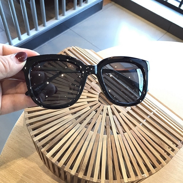 Σύγχρονα γυαλιά ηλίου με χοντρά πλαίσια