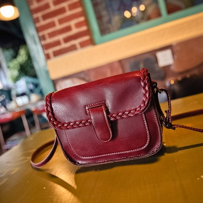 Καθημερινή γυναικεία τσάντα σε τέσσερα χρώματα